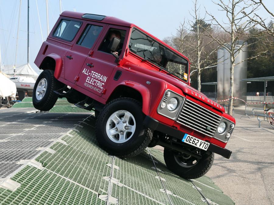  Land Rover Electric Defender Research Vehicle 2013 года  (фото 7 из 16)
